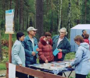 Подпись: Возле книжной распродажи РО г.Бердск (Новосиб. обл.) встретились старые знакомые (слева направо): супруги Виктория и Юрий Дворниковы (Барнаул), Ирина Дяденко (с.Бурла, Алтай) и ред. вестника «Святогор».